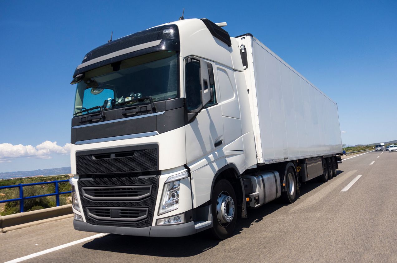 Transport samochodami ciężarowymi z naczepami typu: firanka, plandeka